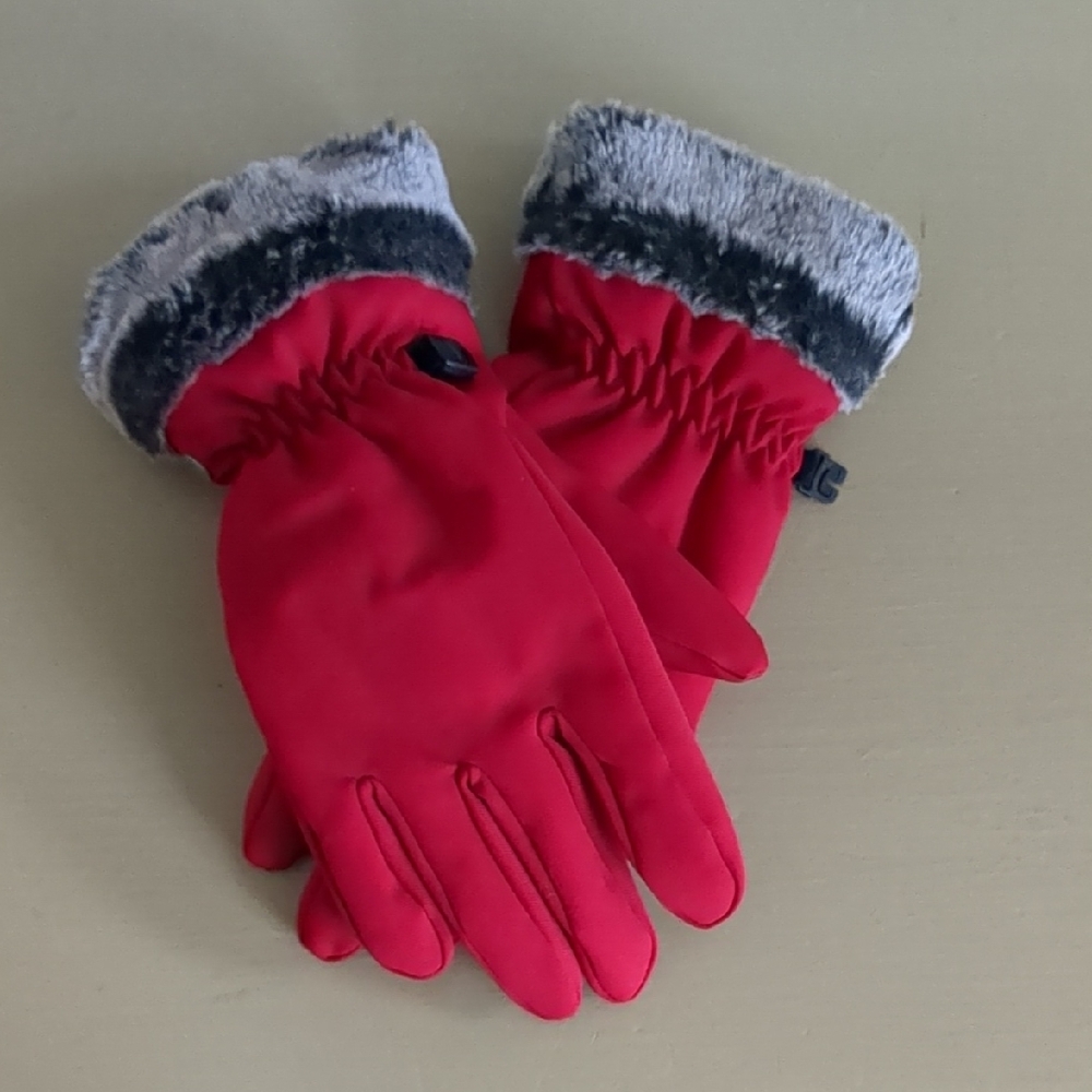 3 / 40$ Head Red Gloves with Faux Fur Trim